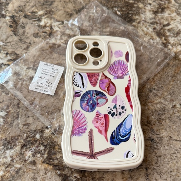 Wavy Seashell Pattern Phone Case - Picture 1 of 7